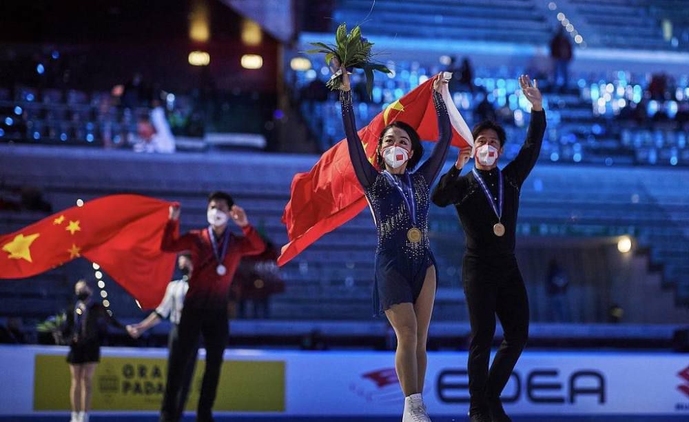 电影中不少桥段和细节也充满喜剧色彩，例如佩奇和哥哥见到偶像强森时，强森毫无偶像包袱造成的巨大反差而抖出不少笑点包袱